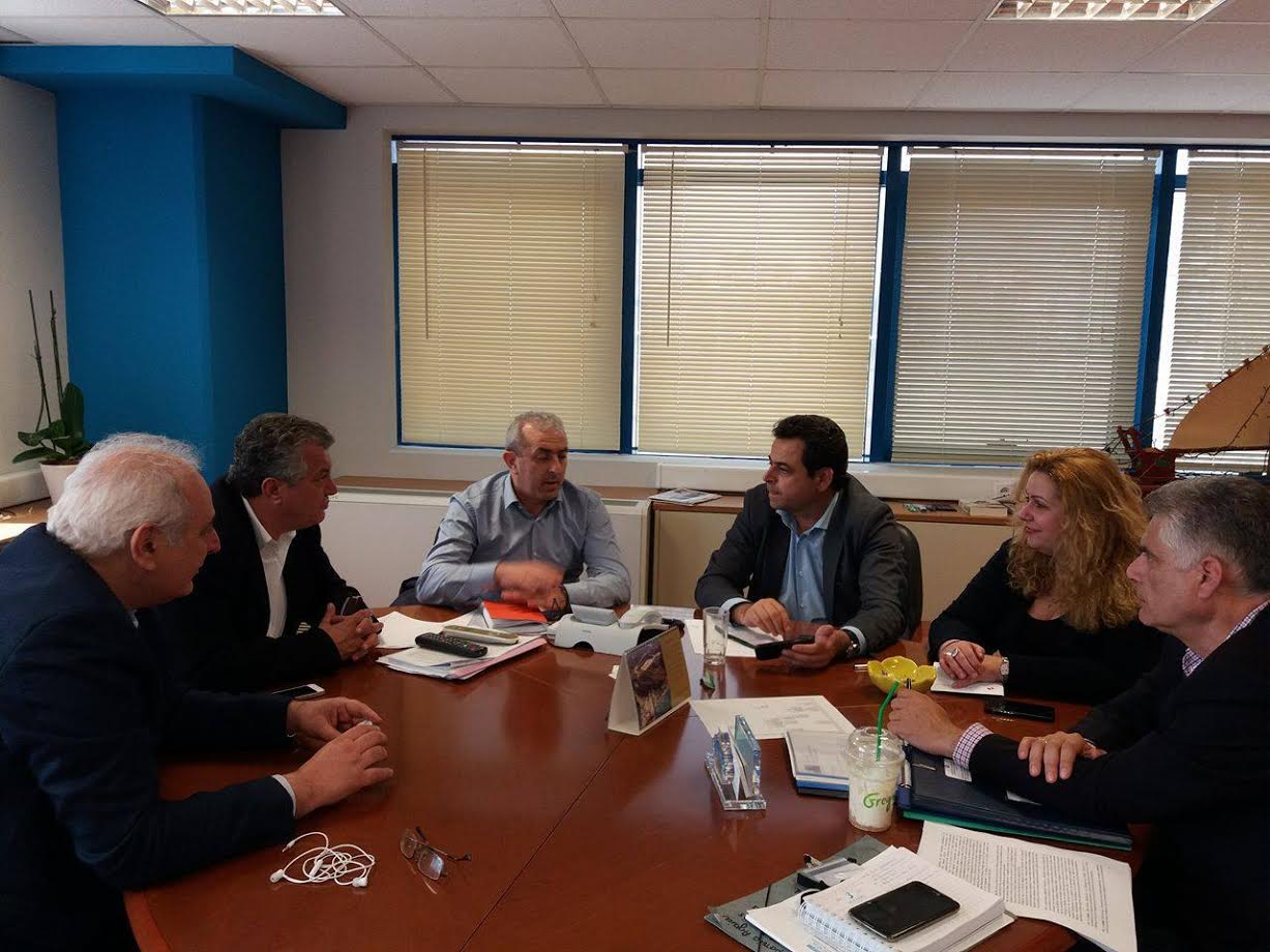Συνάντηση Σ. Βαρδάκη με τον Υφυπουργό Νησιωτικής Πολιτικής κ. Σαντορινιό και τους Δημάρχους Βιάννου και Μινώα Πεδιάδας για τα αλιευτικά καταφύγια  Άρβης και Καστρίου και το λιμάνι του Τσούτσουρα