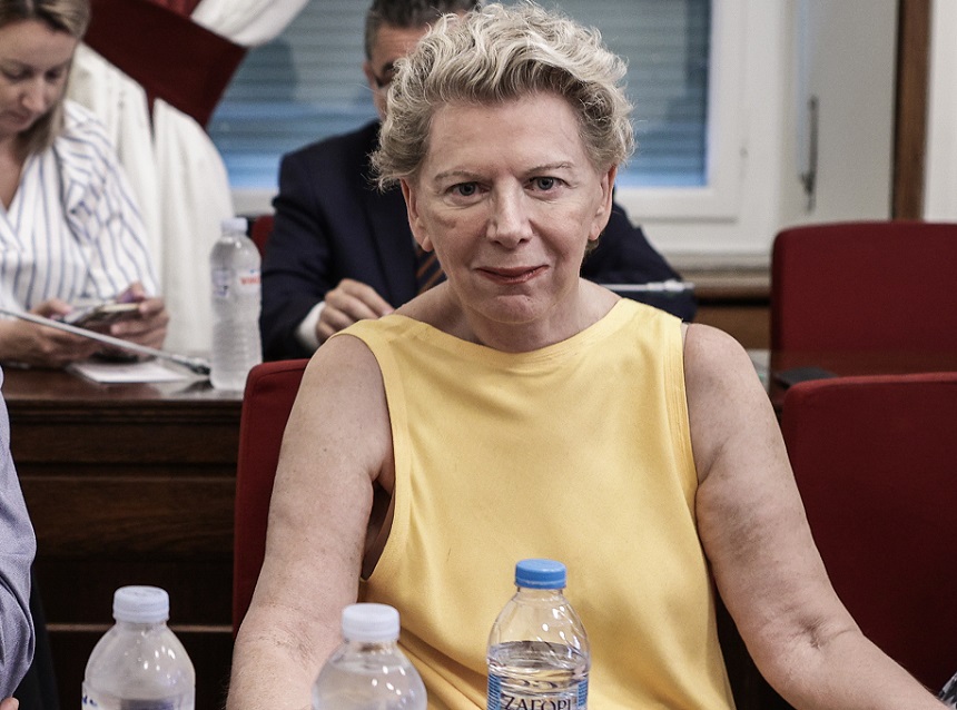 Δήμαρχος καταβρέχει εξαθλιωμένους Ρομά με μάνικα υδροφόρας - Ελενα Ακρίτα: Καταδικάζουμε απερίφραστα τον ρατσισμό του δημάρχου Περάματος